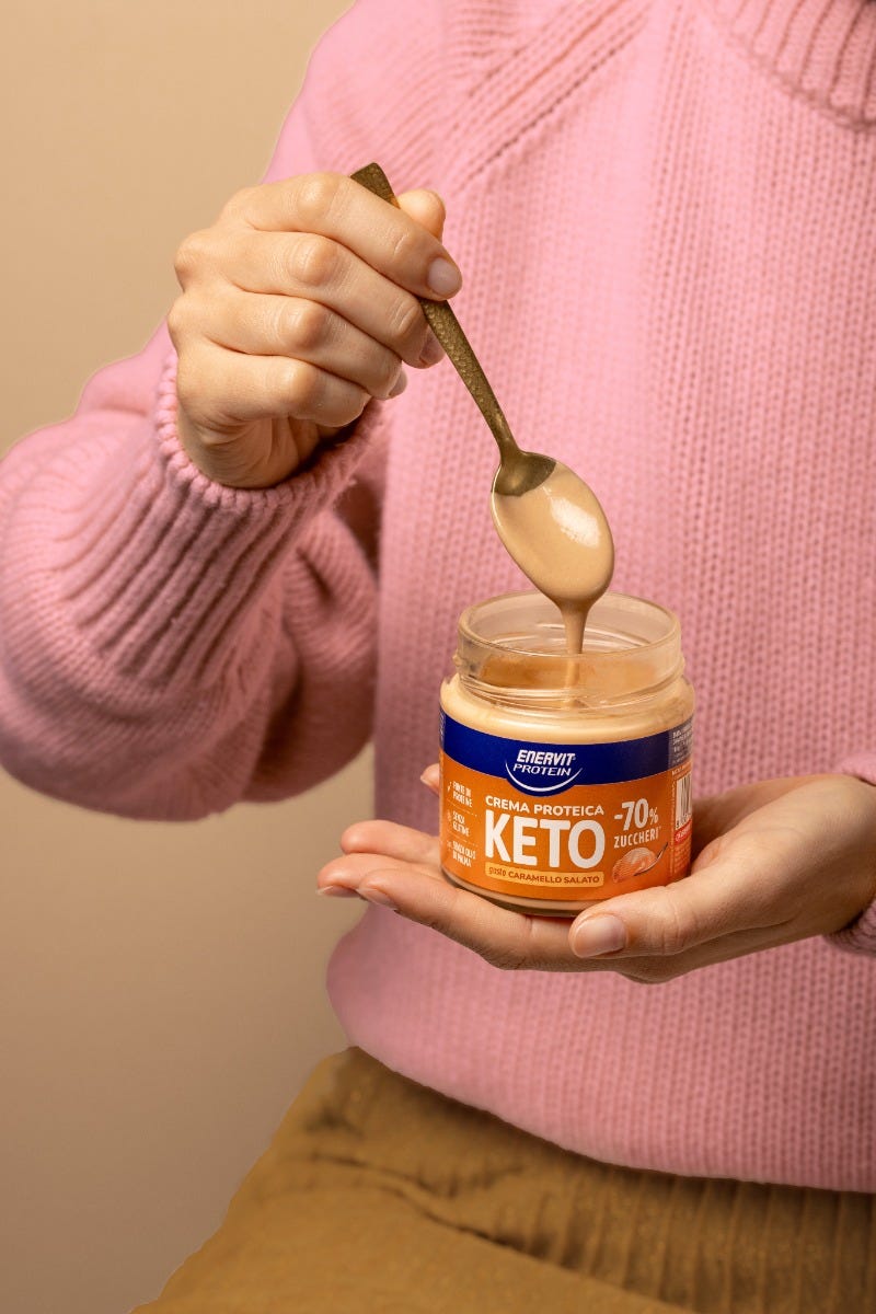 Ragazza con prodotto Keto