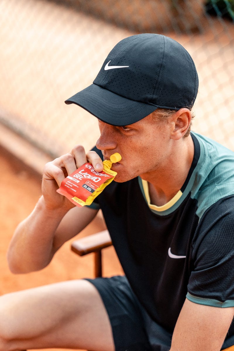 Sinner che beve un energizzante