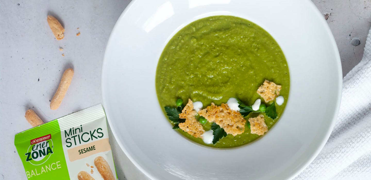 Crema primaverile con chips di parmigiano