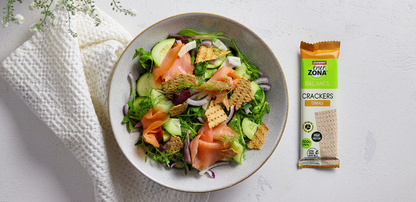 Fattush con salmone e crackers