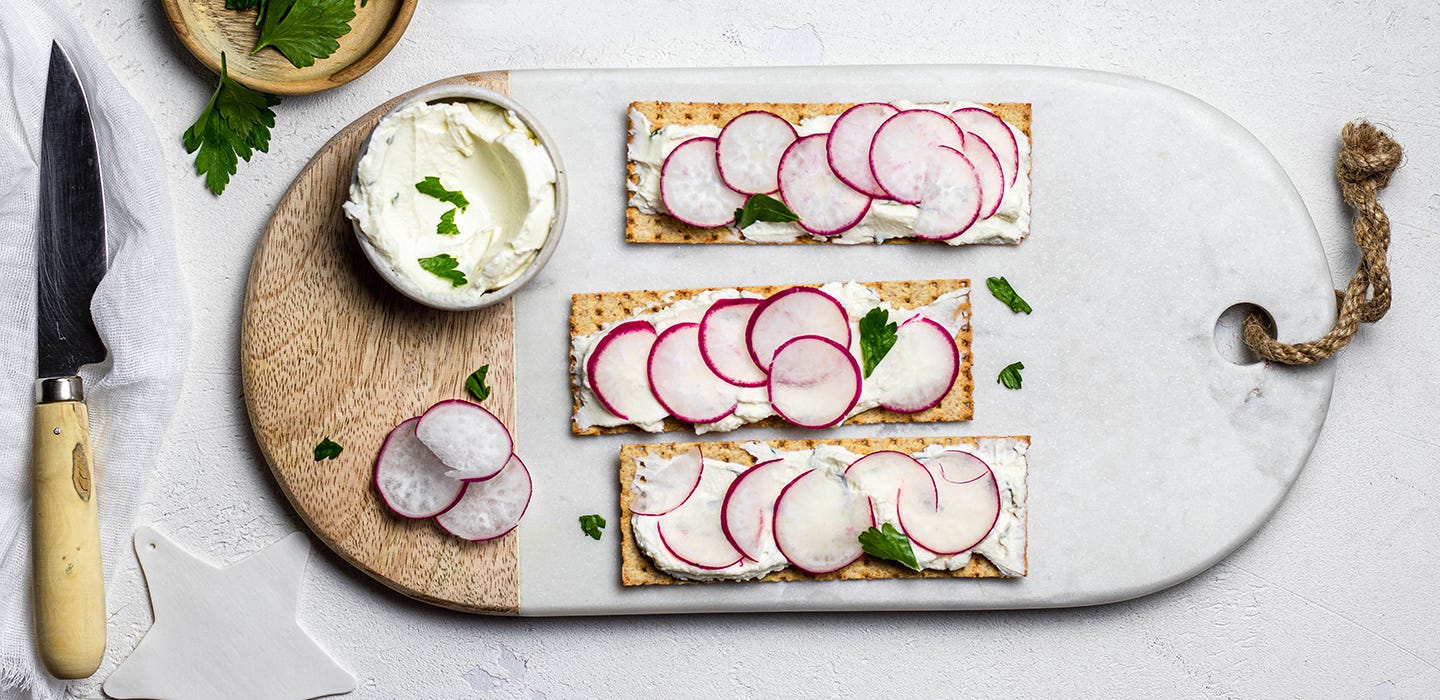 Tartine con crackers e ravanelli
